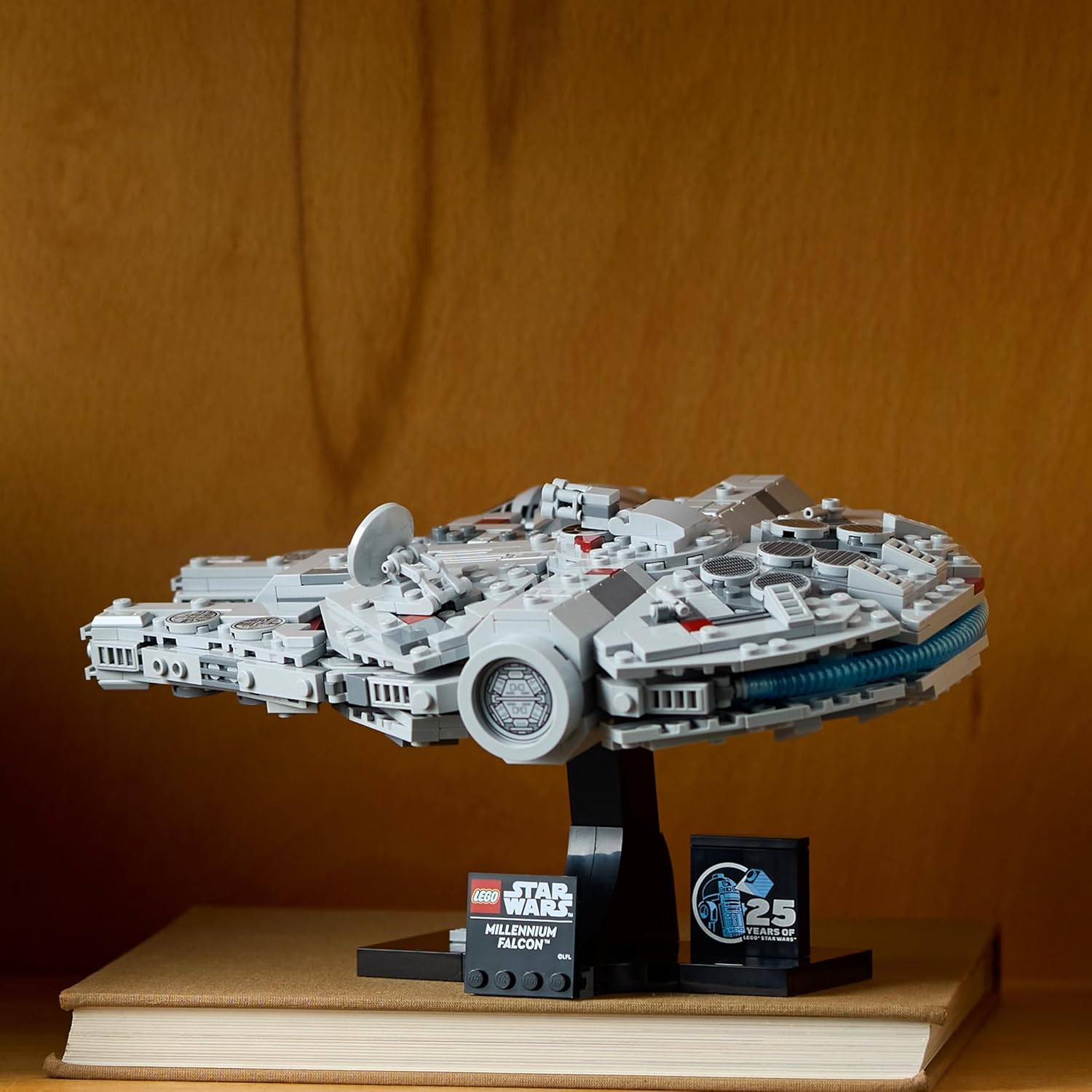 LEGO Star Wars Millennium Falcon 75375 avec présentoir – Image 3