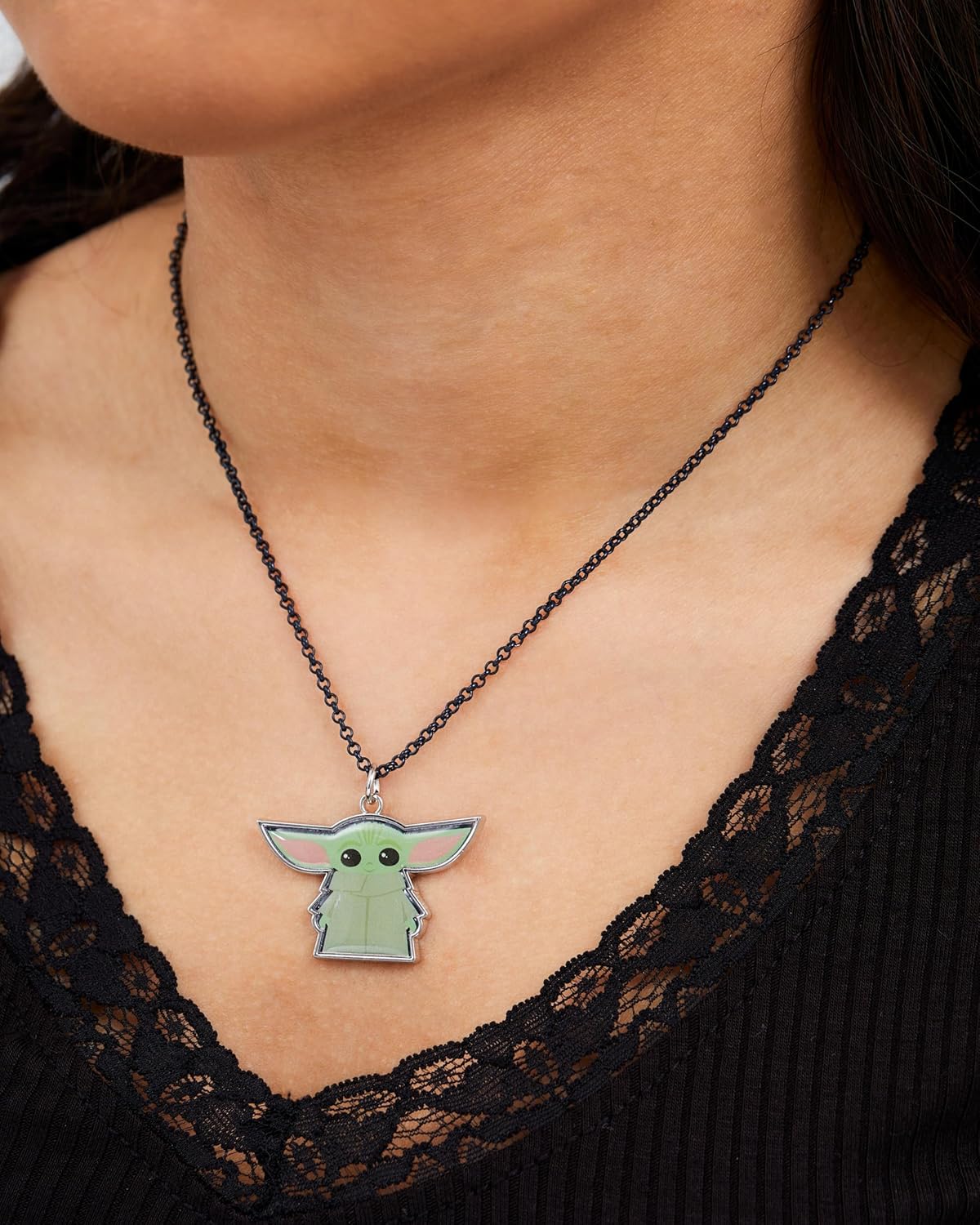 Parure Star Wars The Mandalorian Grogu avec collier à chaîne noire et boucles d'oreilles – Image 5